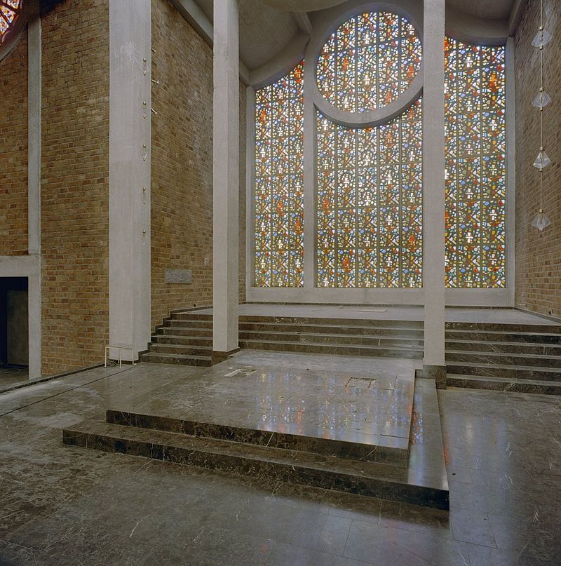 58Interieur,_viering,_plaats_van_het_vroegere_altaar_en_glazen_koorwand_-_Vaals_-.jpg