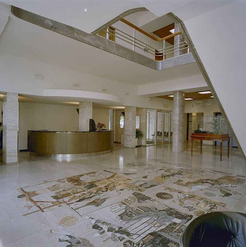 60 800px-Interieur_begane_grond_met_mozaïekvloer_en_hoofdtrappenhuis_-_Utrecht_-_20358000_-_RCE.jpg