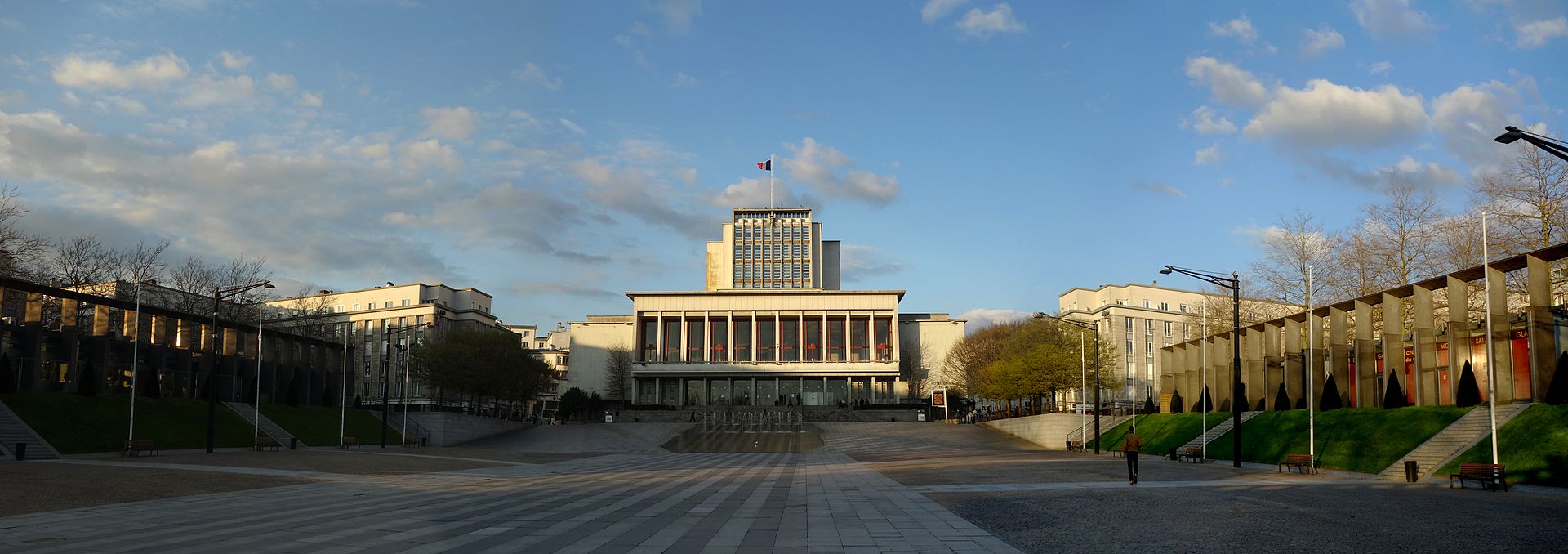 60 Brest_-_L'Hôtel_de_Ville_et_la_Place_de_la_Liberté_-_Mars_2017.jpg