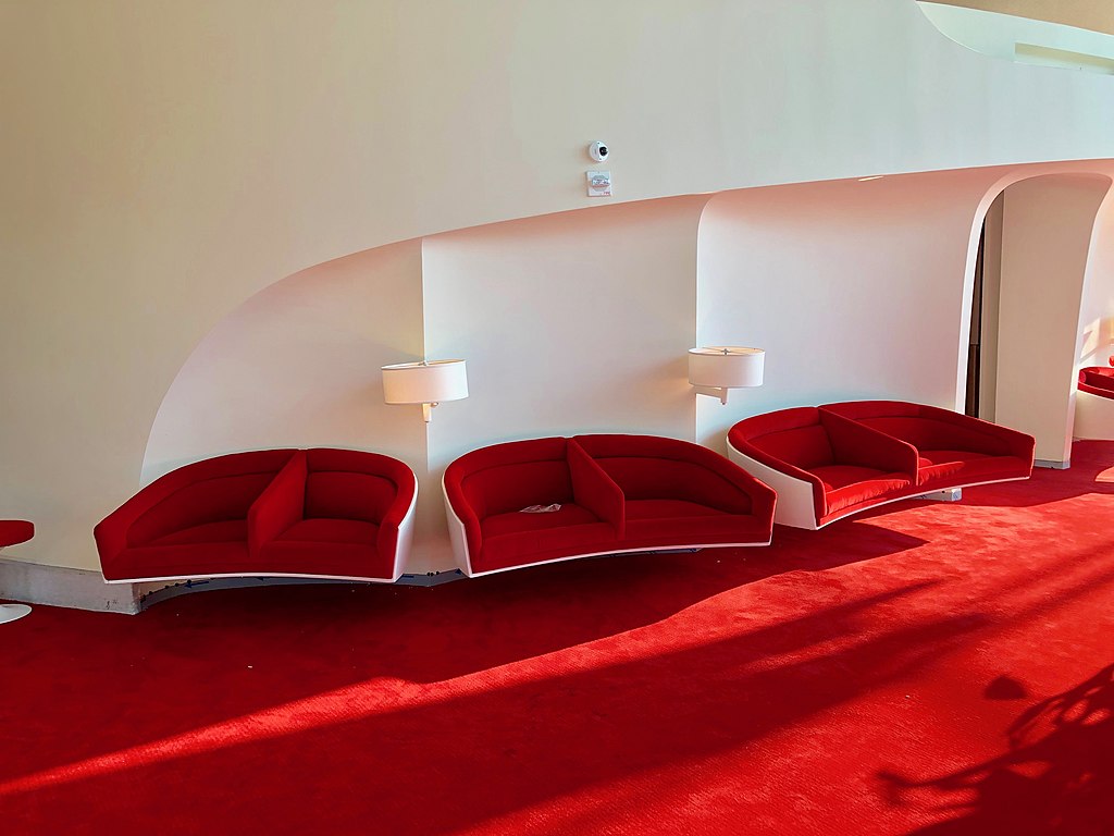 62 1024px-Ambassadors_Club,_TWA_Flight_Center,_John_F._Kenne2).jpg