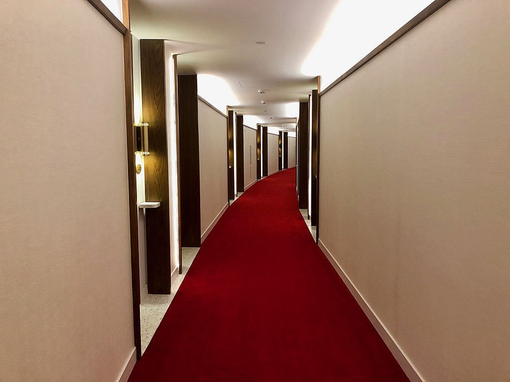 62 1024px-Hallway,_Saarinen_Wing,_TWA_Hotel.jpg