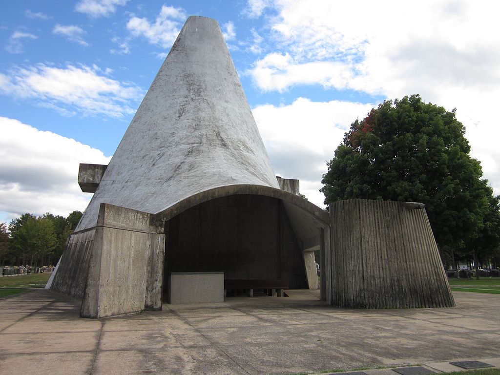 66 канадаMausolée_des_Évêques-de-Trois-Rivières_07.JPG