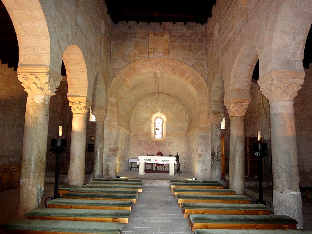 661Iglesia_de_San_Juan_de_Baños_en_Baños_de_Cerrato_(Palencia)-Nave_central.jpg