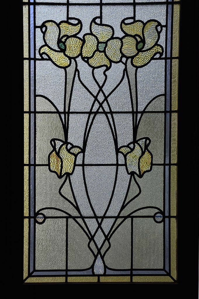 682px-Maison_Leon_Losseau_-_premier_etage_-_vitrail_3_fleurs.jpg
