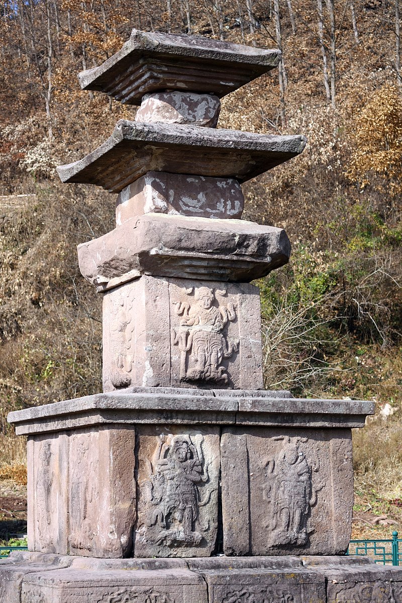 7в 609 800px-영양_화천리_삼층석탑_02.jpg