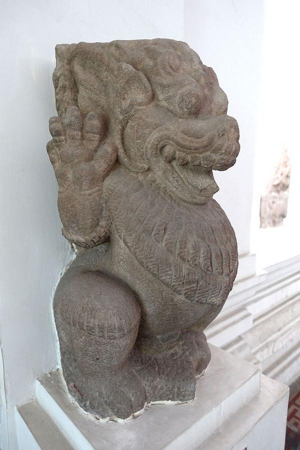 7-8Lion,_view_2,_Tra_Kieu,_7th-8th_century,_Quang_Nam_-.JPG