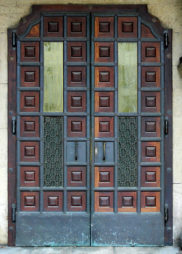735px-Jena_UHG_Hauptportal_2.jpg