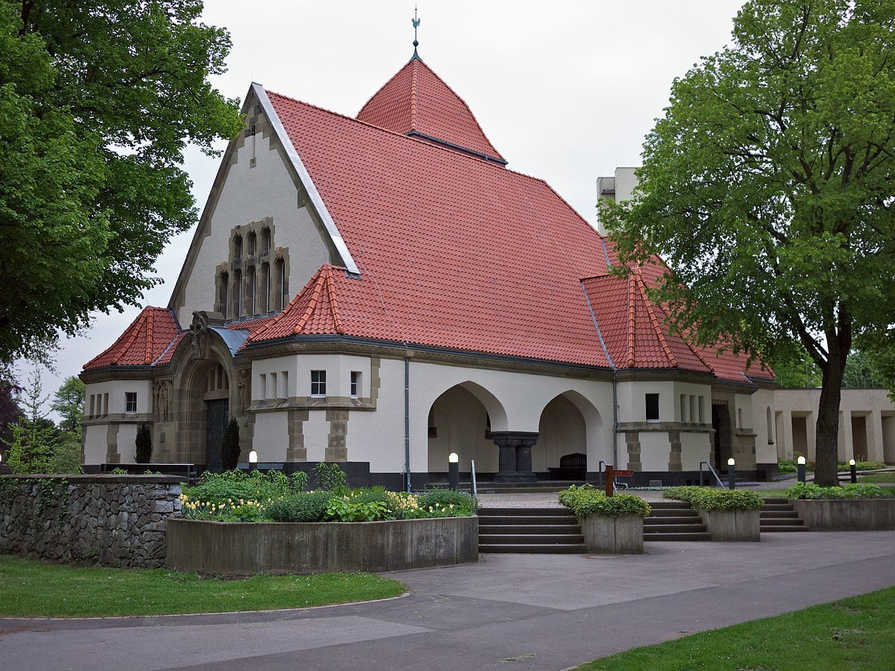 8 1280px-Stoffeler_Friedhof_Dusseldorf_Kapelle_Vorne.jpg
