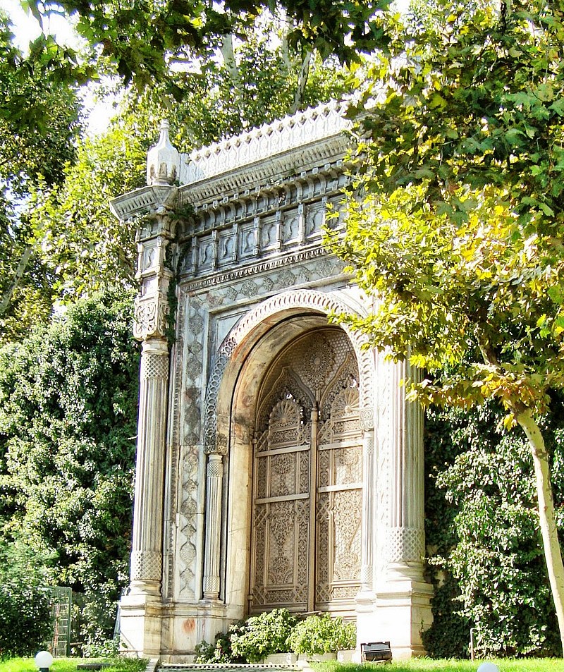 800px-ÇIRAĞAN_PALACE_-_panoramio.jpg