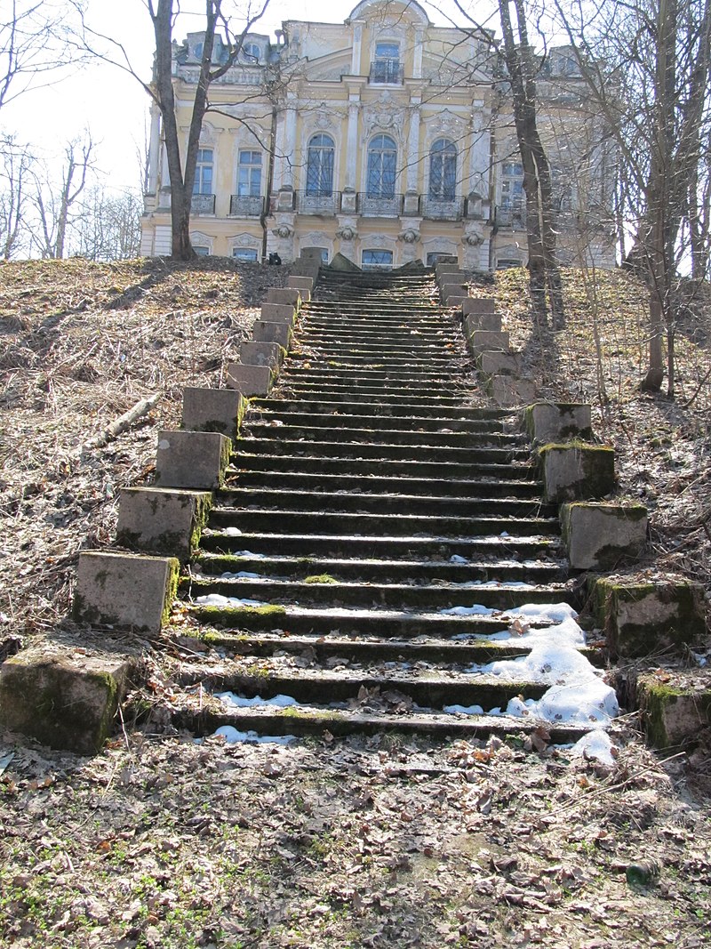 800px-Лестница._ведущая_к_дворцу_Собственной_дачи_Александра_Второго.jpg