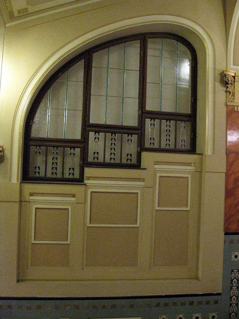 800px-125_Obecní_Dům_(Casa_Municipal),_detall_de_l'interior.jpg