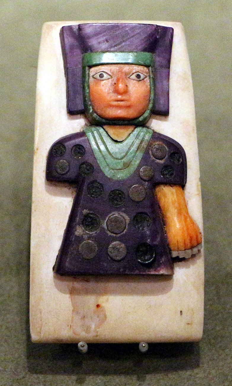 800px-Ande_centrali,_wari,_figurina_ornamentale_in_conchiglia,_pietra_e_metallo,_600-1000_ca.jpg