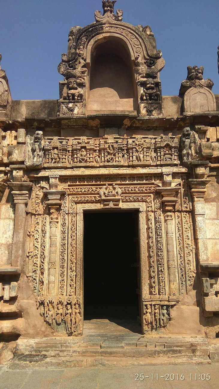800px-Bagali_Kalleshwara_Temple_Door_jamb.jpg