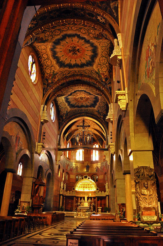 800px-Basilica_of_the_Sacred_Heart_of_Jesus,_Kraków_н-_interior.jpg