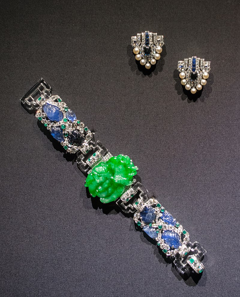 800px-Bracelet_and_clips_(38776946935).jpg