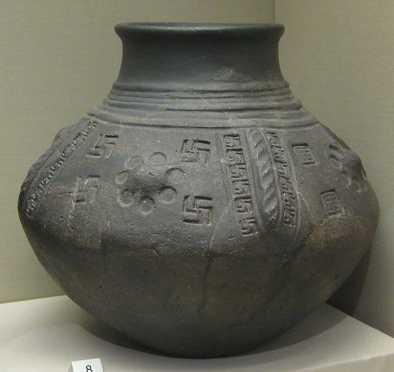800px-British_Museum_cinerary_urn_with_swastika_motifs.jpg