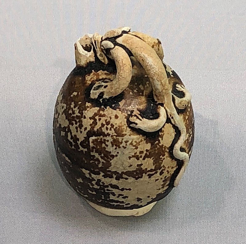 800px-Changsha_stoneware_water_dropper_830s_Tang_shipwreck_IMG_9352.jpg