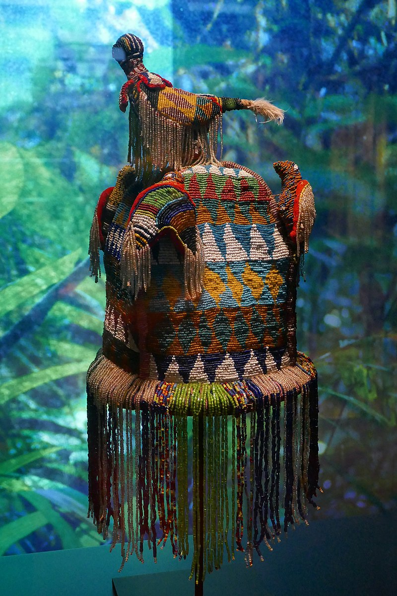800px-Couronne_funéraire_ade-Musée_du_Quai_Branly_(1).jpg