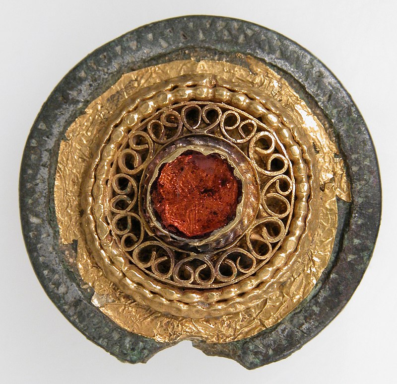800px-Disk_Brooch_MET_sf17-192-57s1.jpg