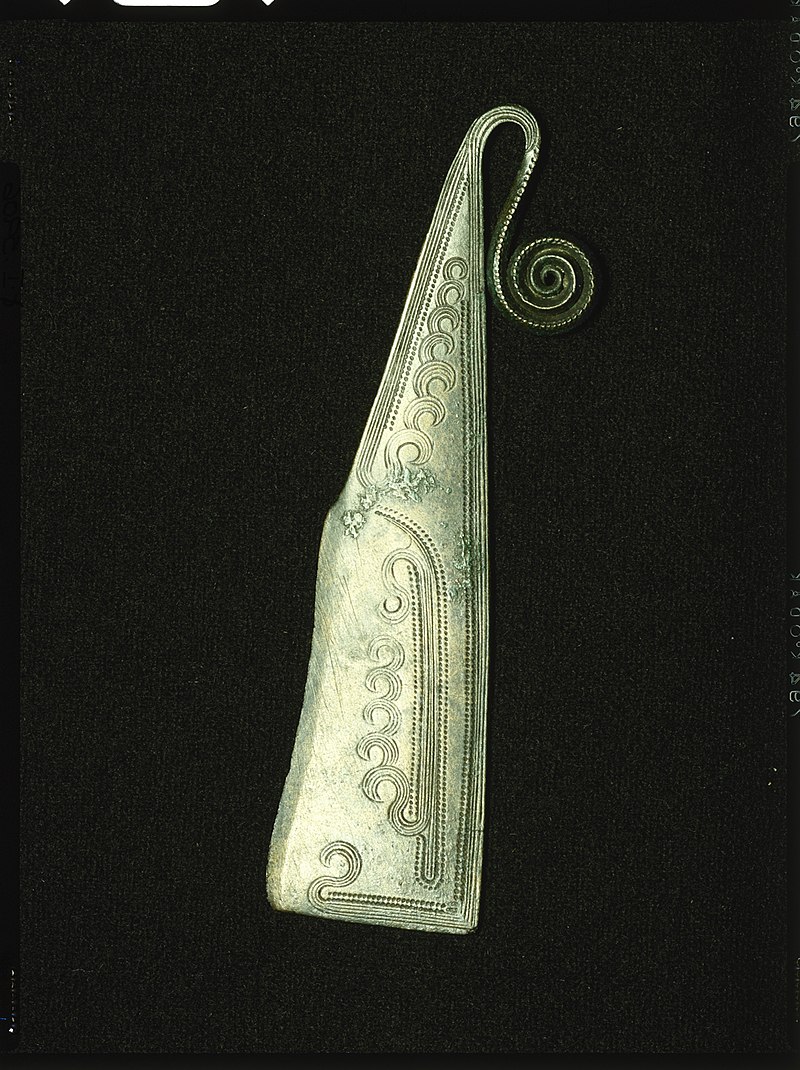 800px-DO-687-Ragekniv_med_skibsornamentik.jpg