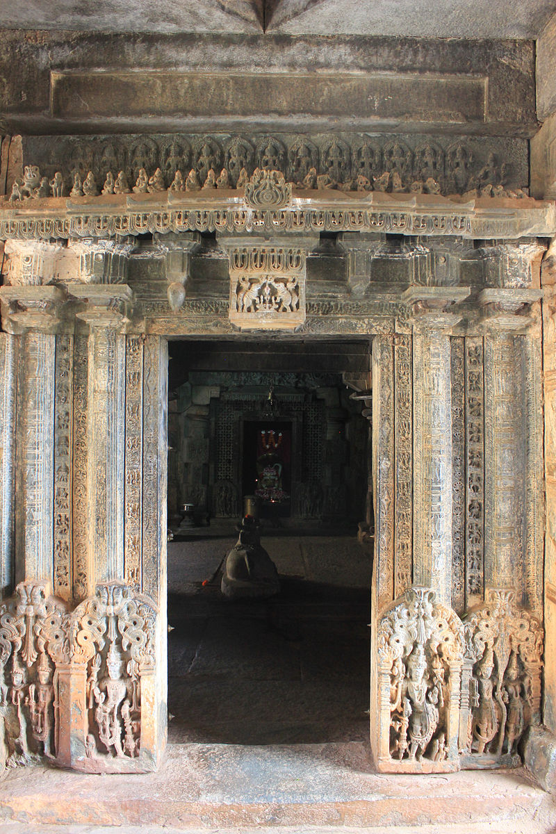 800px-Entrance_to_closed_mantapa_from_open_mantapa_in_Kalleshvara_temple_at_Bagali.jpg