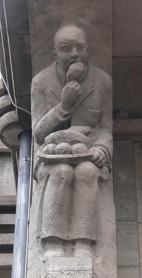 800px-Erfurt_Sparkasse_Fischmarkt_Reliefs_1.jpg