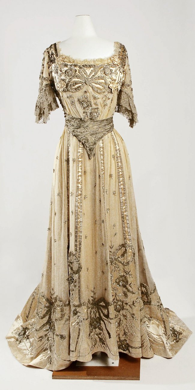 800px-Evening_dress_MET_CI50.40.4ab_F.jpg