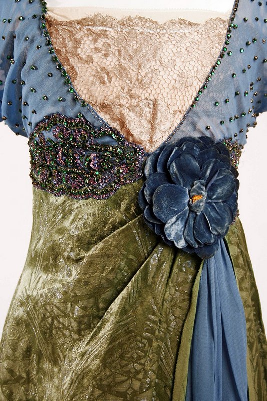 800px-Evening_ensemble_MET_CI64.7.5a_dа.jpg