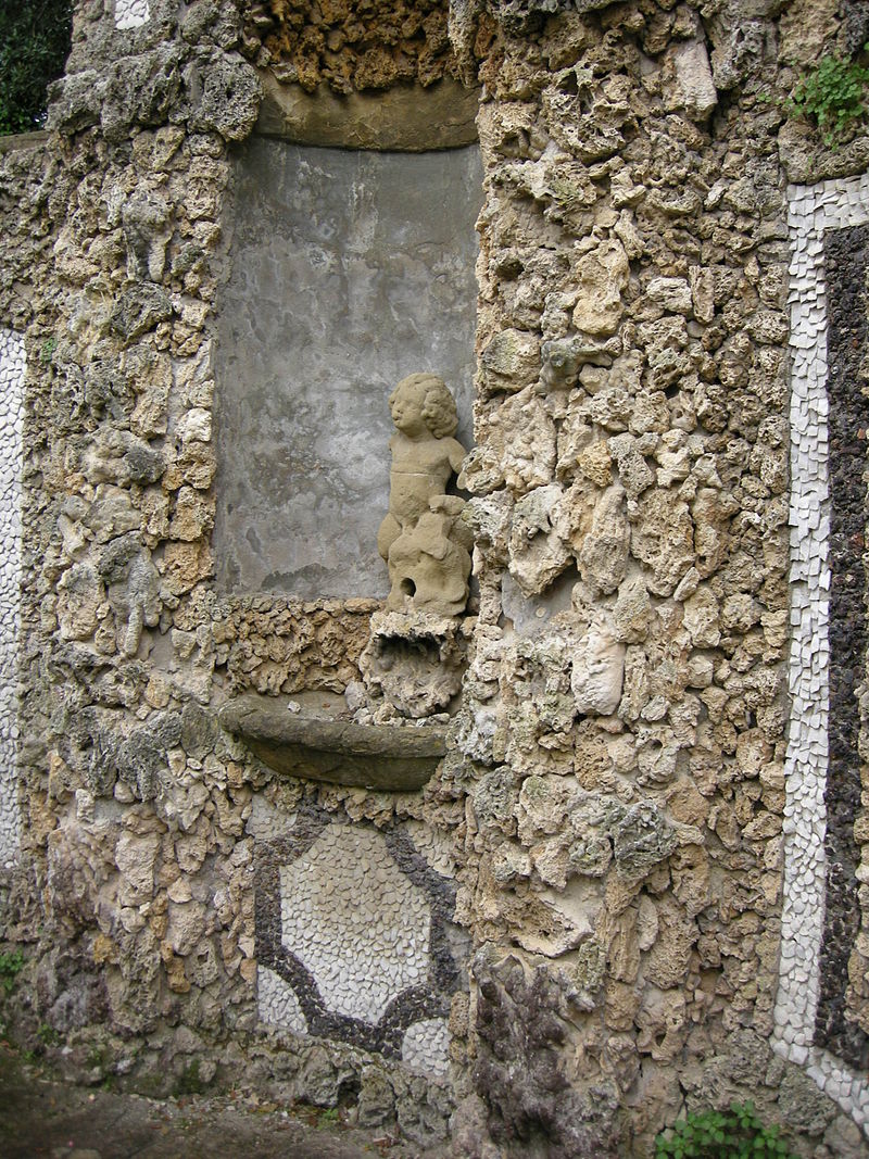 800px-Giardino_di_villa_gamberaia,_gabinetto_rustico_25.jpg