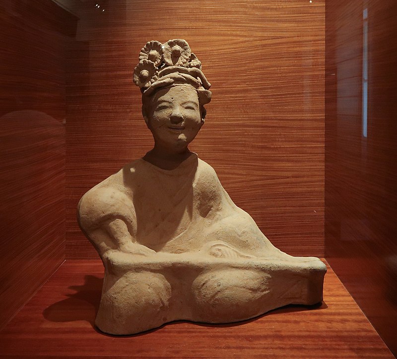800px-Girl_playing_a_Guqin._Mingqi._Eastern_Han_Dynasty._Toulon_Asian_Art_Museum.jpg