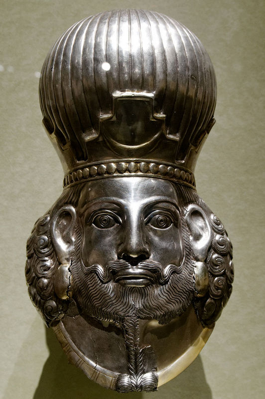 800px-Head_of_king_Met_65.126.jpg