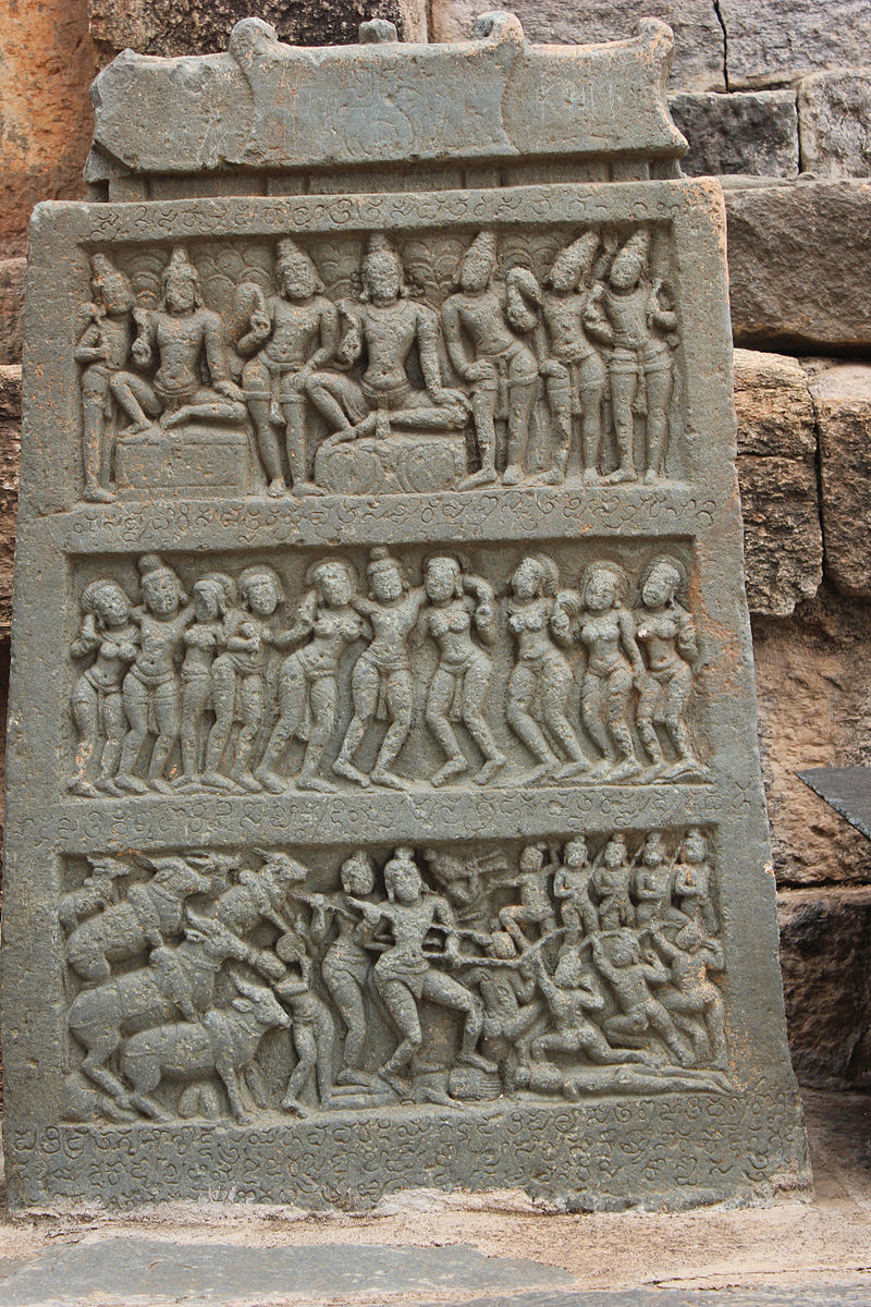 800px-Hero_stone_(virgal)_with_Kannada_inscription_in_Kalleshvara_temple_at_Bagali.jpg
