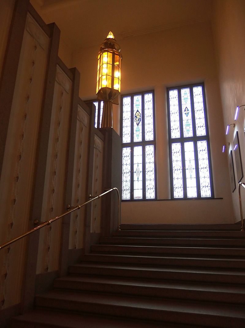 800px-Hradec_Králové,_muzeum,_schodiště.jpg