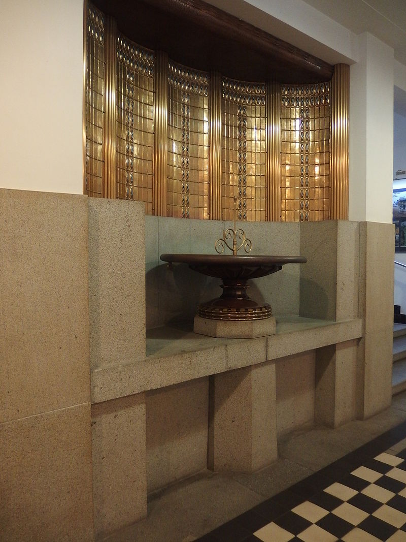 800px-Hradec_Králové,_muzeum,_váza.jpg