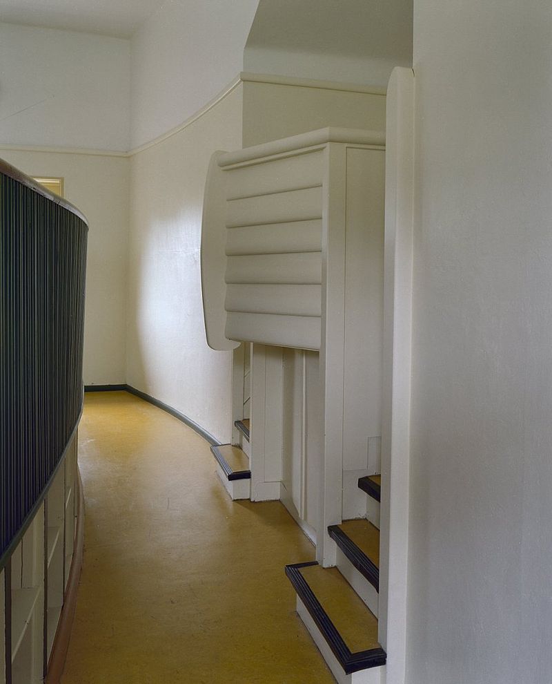 800px-Interieur_collegezaal,_dia-projectietafel_-_Wageningen_-_20350479_-_RCE.jpg