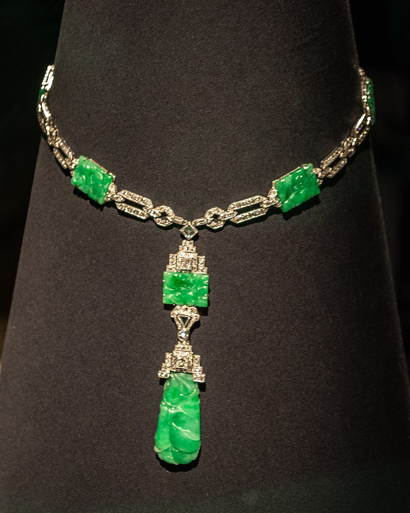 800px-Jade_necklace_-_unknown_(39546778011).jpg
