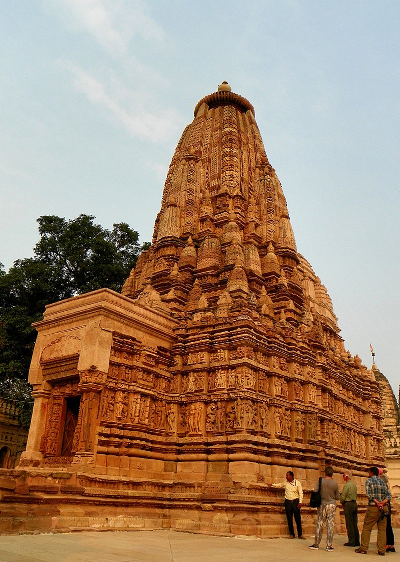 800px-Khajuraho_31_-_Parsvanatha_Temple_(39849096795).jpg