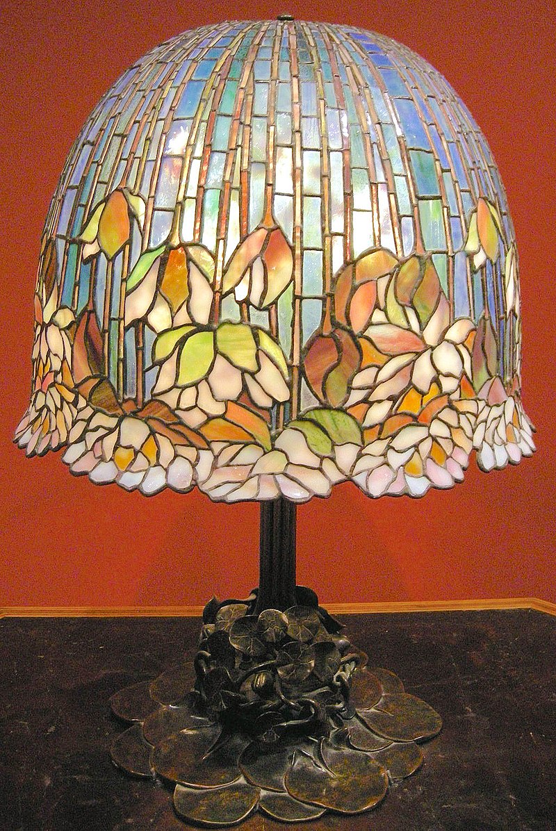800px-Louis_comfort_tiffany,_lampada_da_tavolo_pomb_lily,_1900-10_ca..jpg