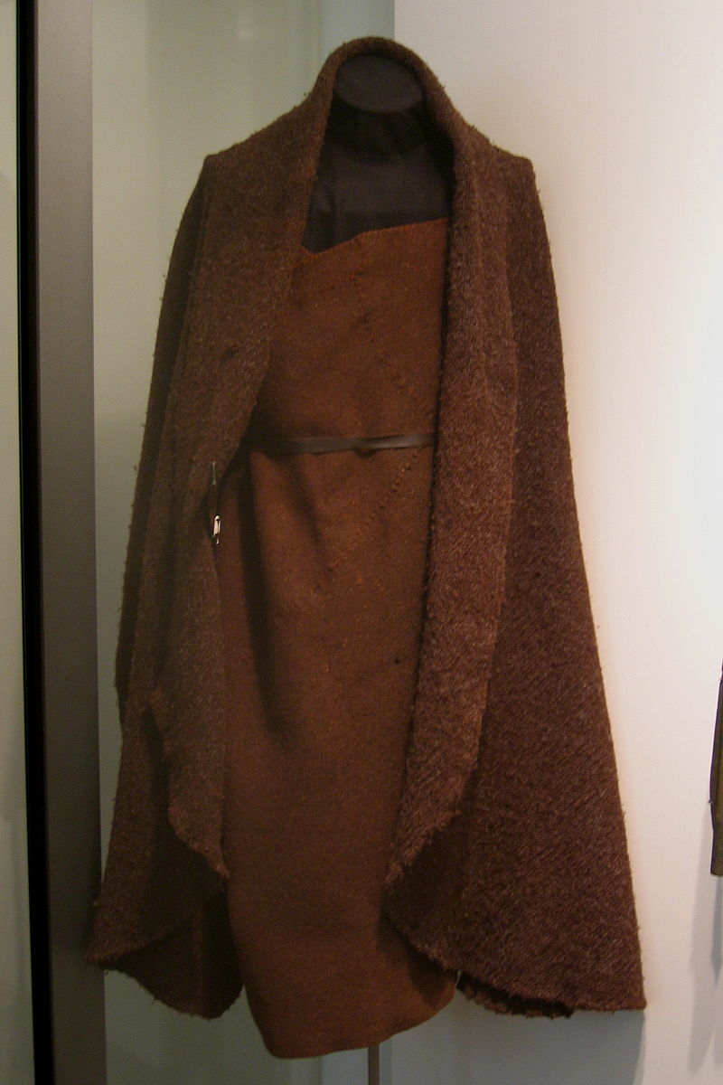 800px-Mens_clothing_Trindhøj.jpg