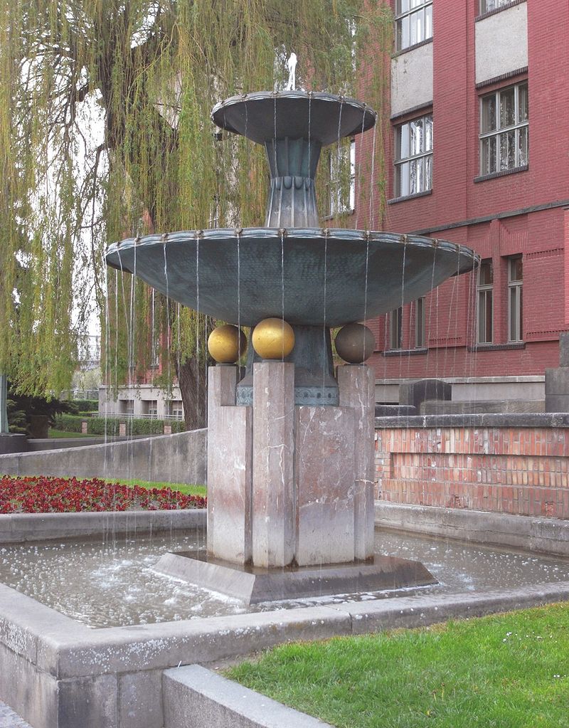 800px-Ostboehmisches_museum,_stadtbrunnen,_hradec_kralove_-_cz.jpg