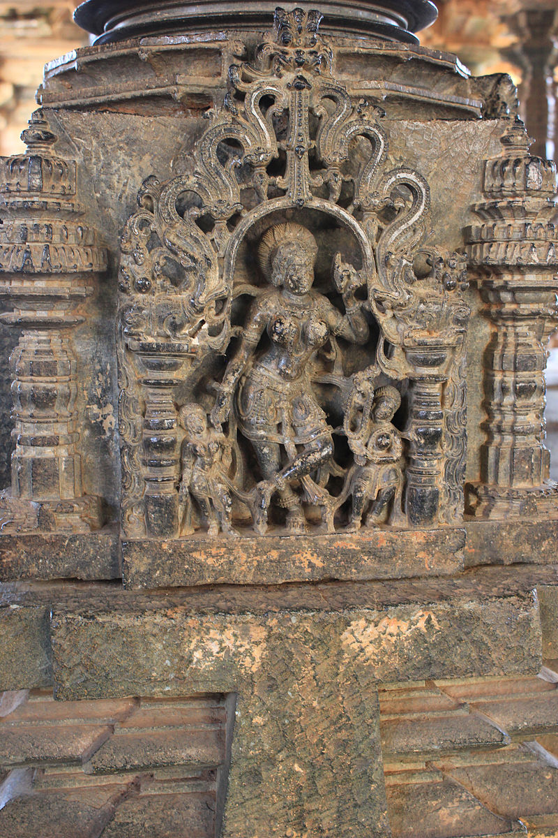 800px-Pillar_base_relief_in_Kalleshvara_temple_at_Bagali.jpg