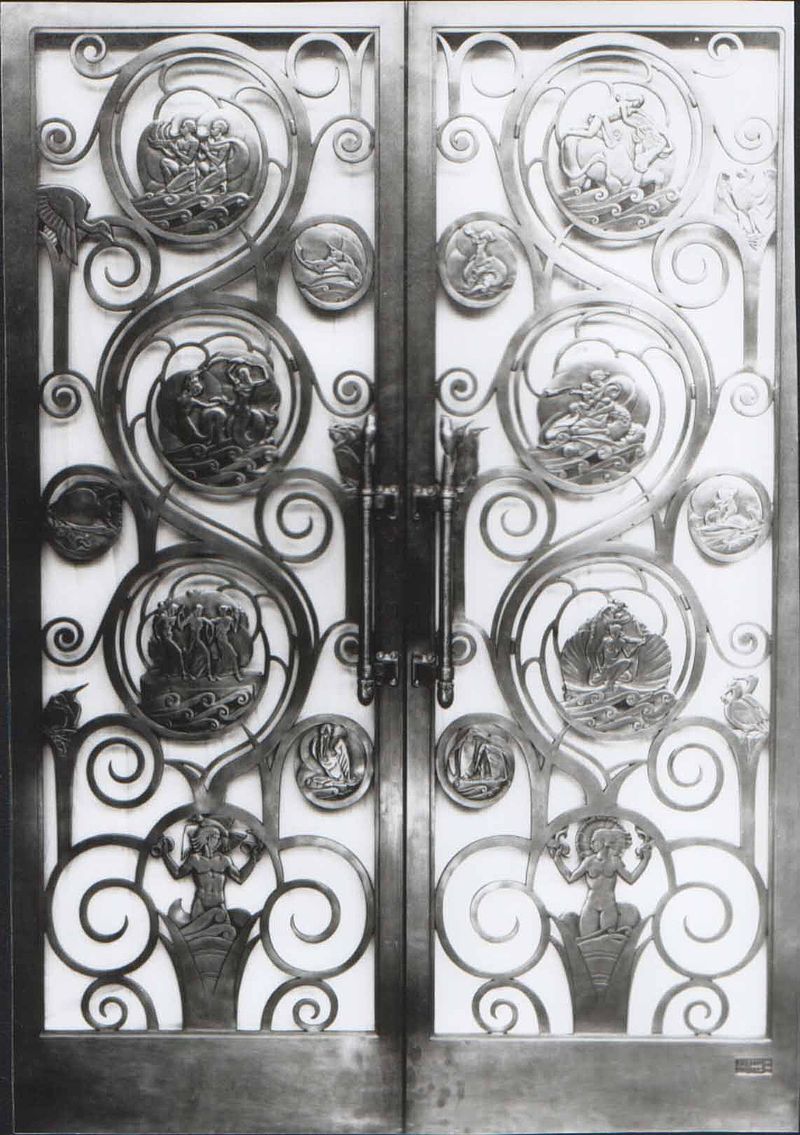 800px-SS_Queen_Mary._Long_Beach_California._First_Class_Restaurant_Doors._1934.jpg