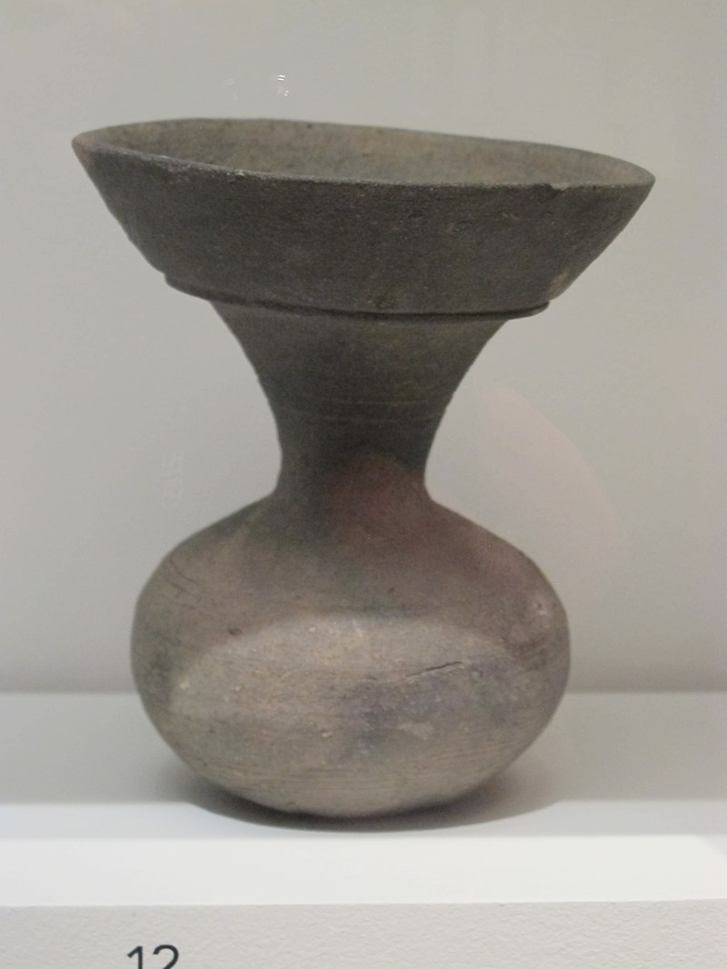 800px-Sue_ware_with_a_large_rim._Kofun,_6th_c._Musée_Guimet.jpg
