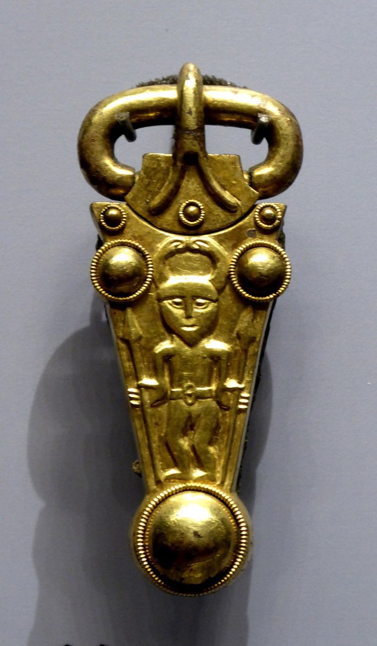 800px-The_Finglesham_Buckle_at_the_Ashmolean_Museum.jpg