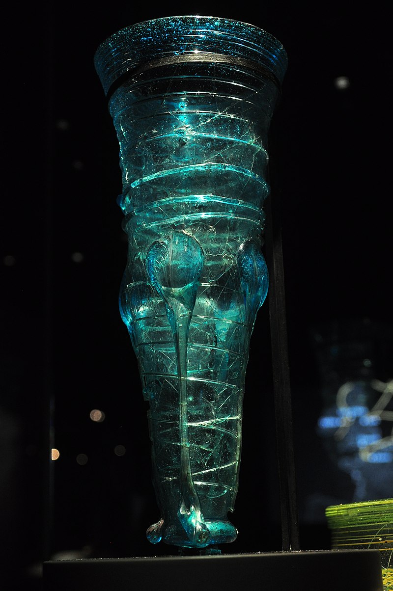 800px-The_Vikings_Begin_16_-_glass_beaker_from_Valsgärde_boat_grave_6,_7th_century.jpg