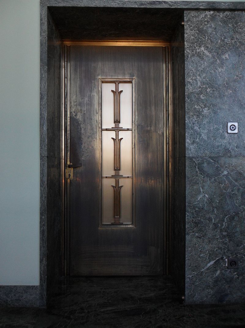 800px-UN_Salle_Pas_Perdus_Door.jpg