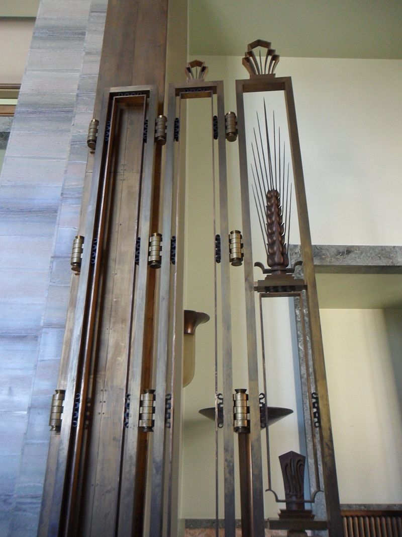 800px-UN_Salle_Pas_Perdus_Grilles_Details.jpg