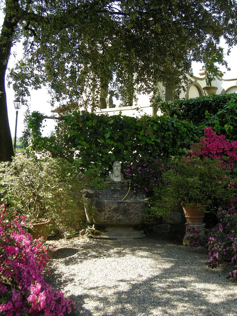 800px-Villa_i_tatti,_terrazza_ovest,_fontanella_con_testa_di_bindo_altoviti_01.jpg