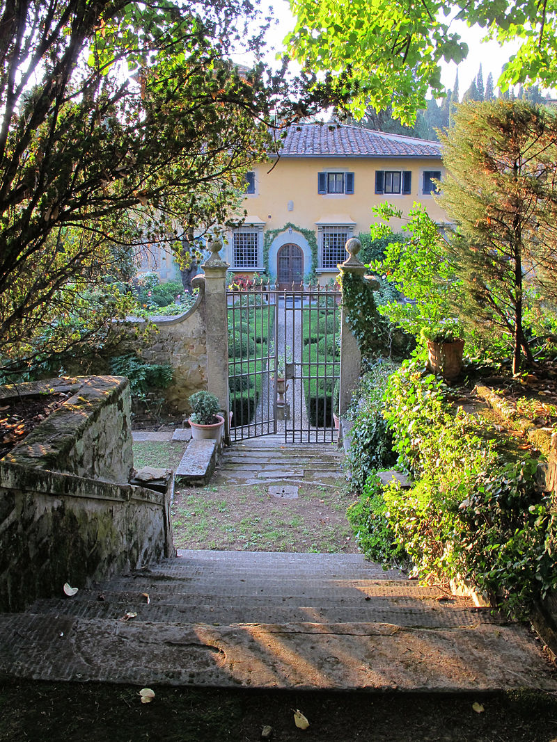 800px-Villa_sparta,_giardino_formale,_cancello_00..jpg