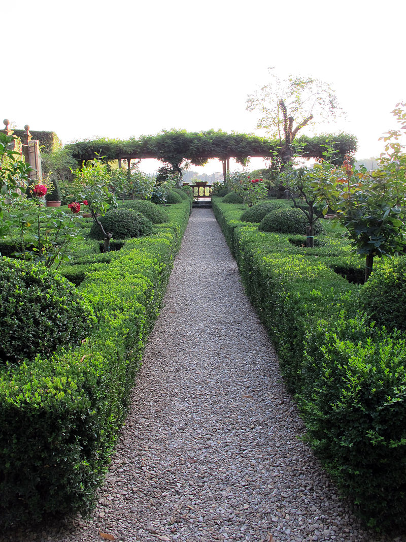 800px-Villa_sparta,_giardino_formale_02.jpg